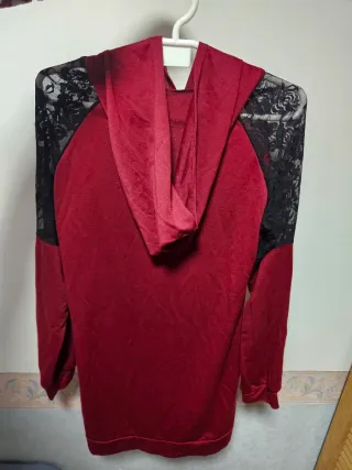 Vestido burdeos con tirantes de encaje