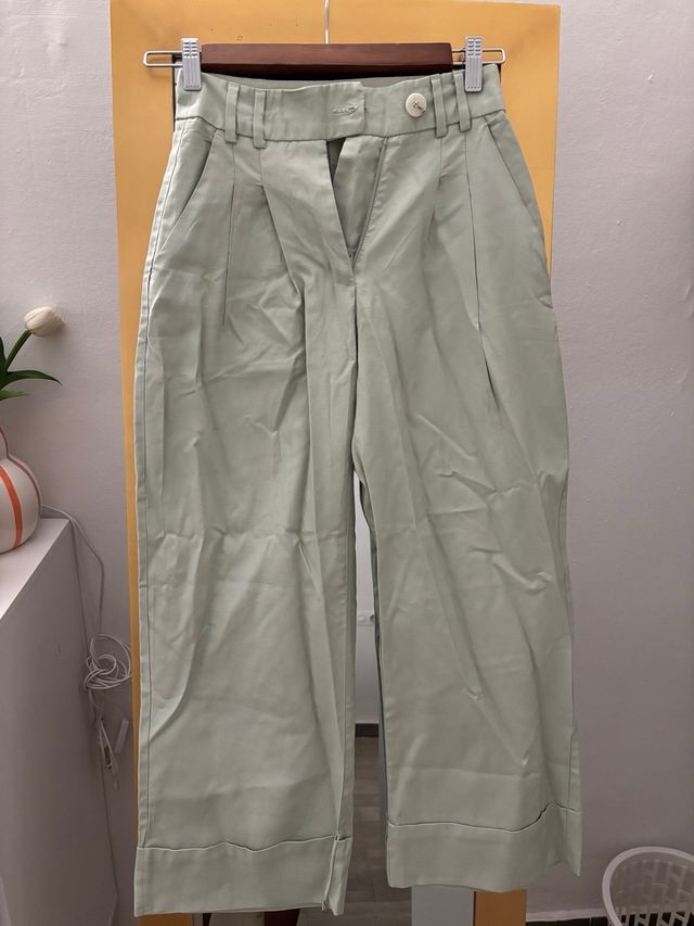 Pantalón Bershka verde pinzas