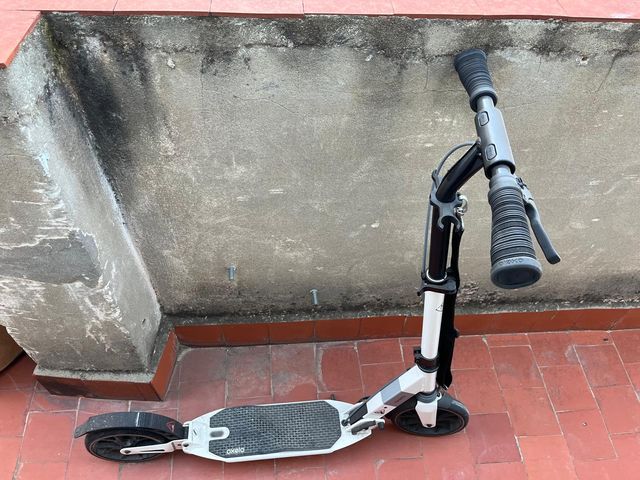 Patinete Oxelo blanco y negro