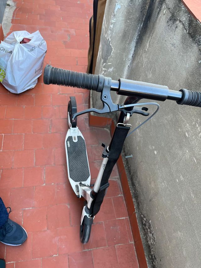 Patinete Oxelo blanco y negro