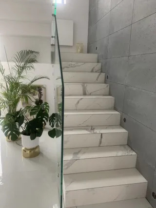 Escaleras de obra y alicatado