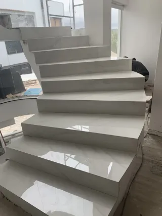 Escaleras de obra y alicatado