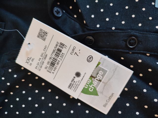 Polo de manga corta con lunares