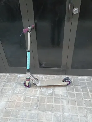 Patinete infantil plateado y morado