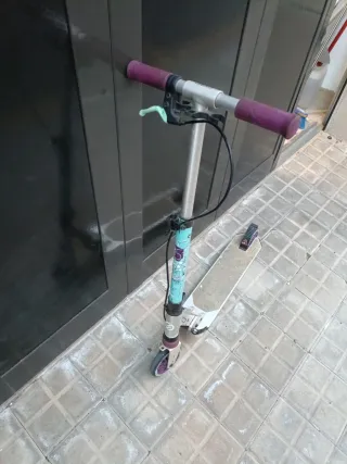 Patinete infantil plateado y morado