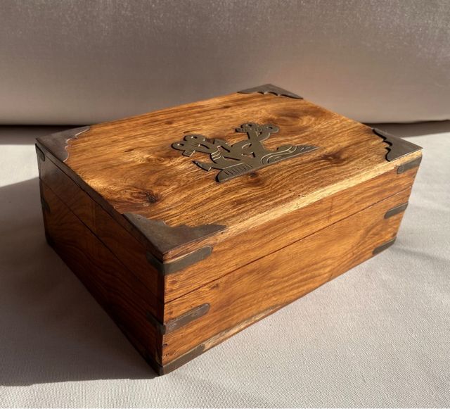 Antica scatola in legno con dettagli in bronzo