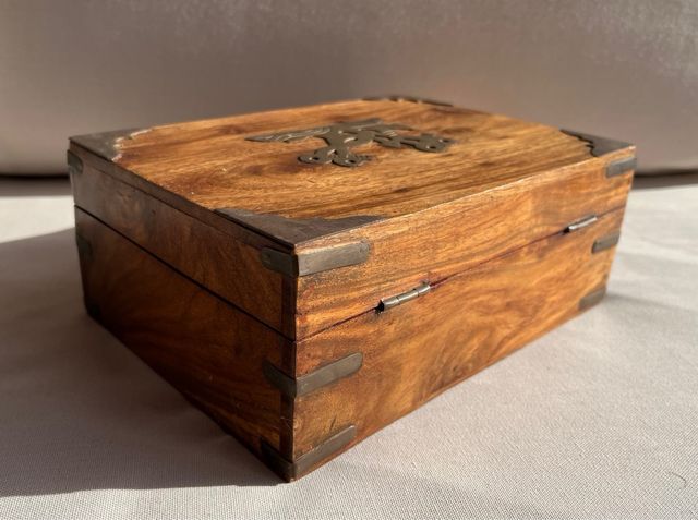 Antica scatola in legno con dettagli in bronzo