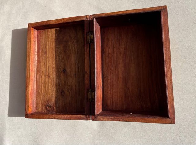 Antica scatola in legno con dettagli in bronzo