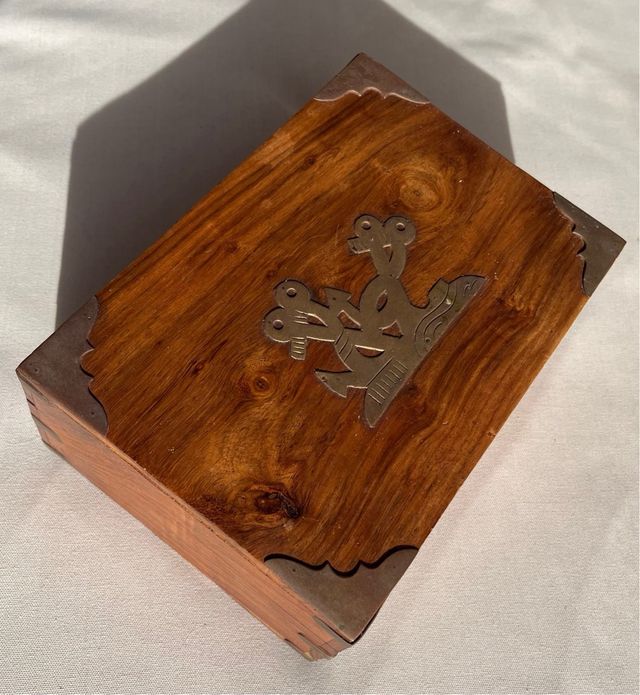 Antica scatola in legno con dettagli in bronzo