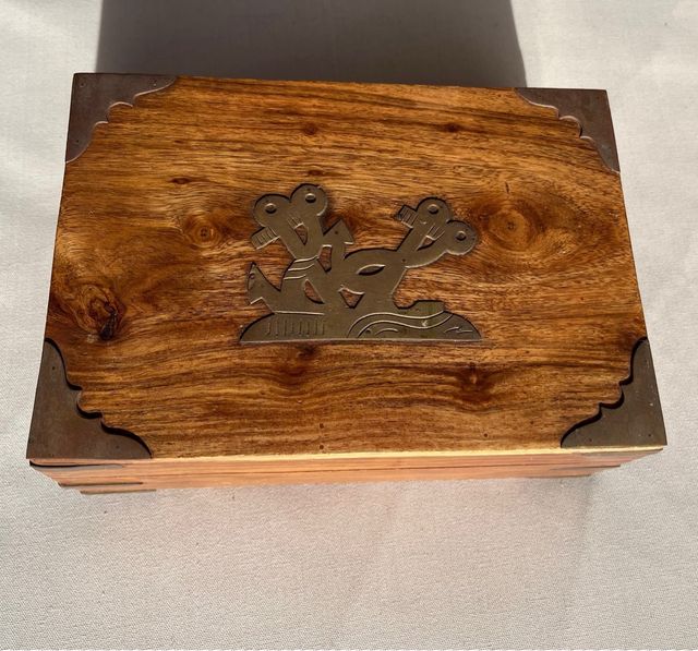 Antica scatola in legno con dettagli in bronzo
