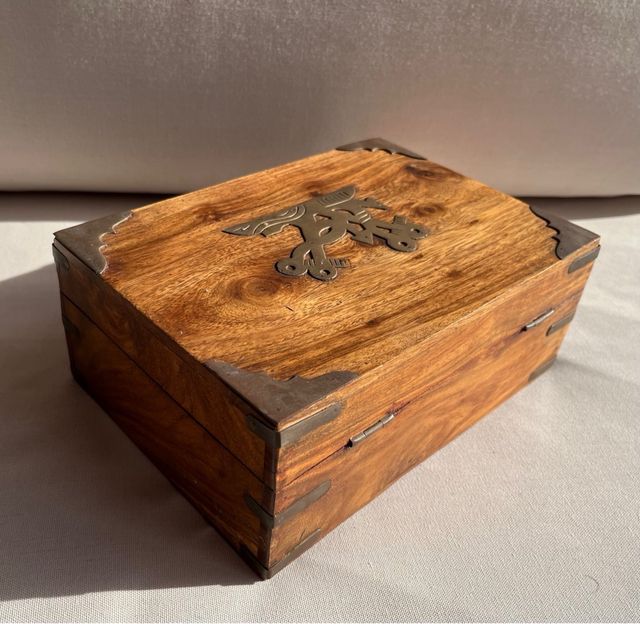 Antica scatola in legno con dettagli in bronzo