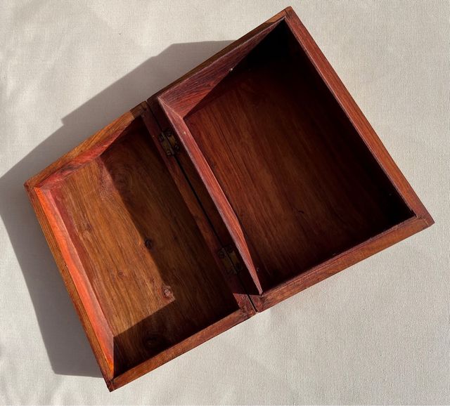 Antica scatola in legno con dettagli in bronzo