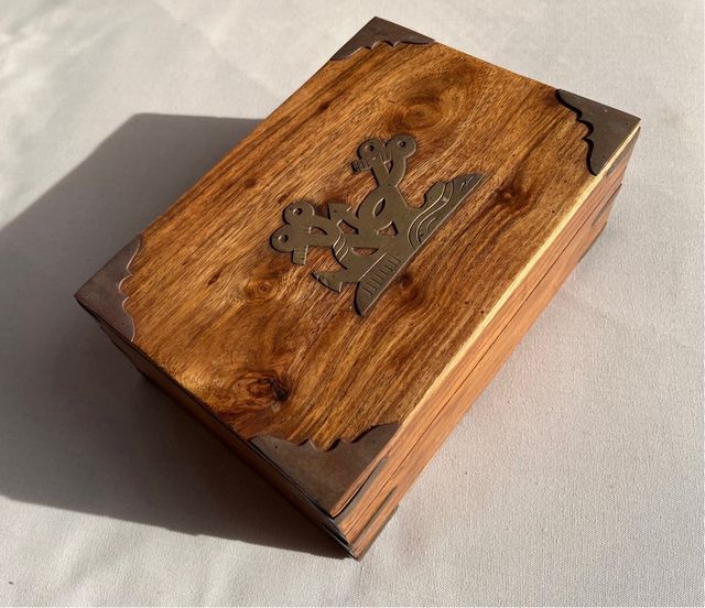 Antica scatola in legno con dettagli in bronzo