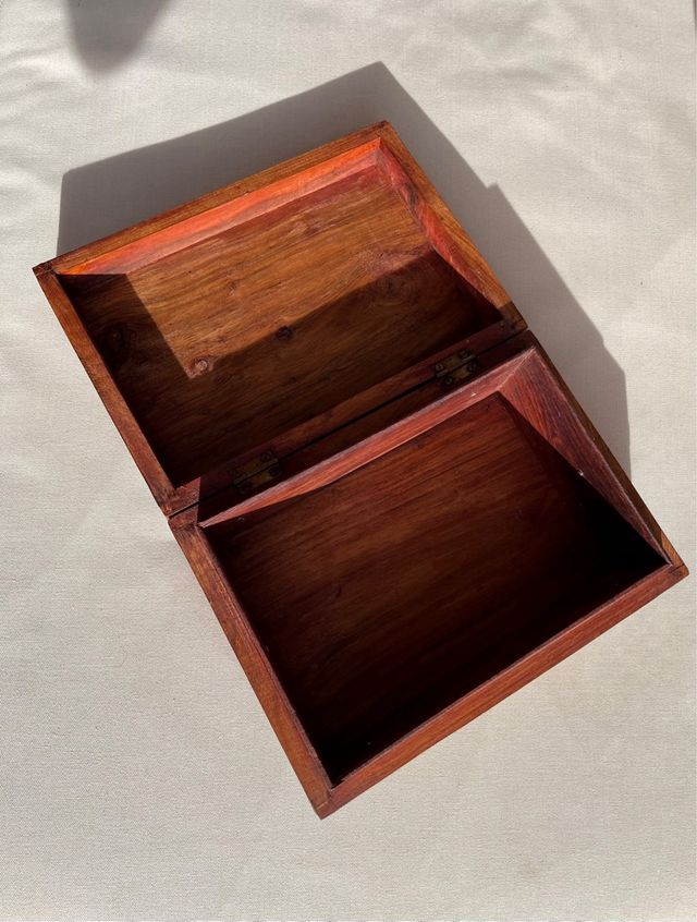 Antica scatola in legno con dettagli in bronzo