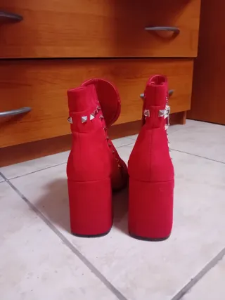 Botines rojos con tacón y tachuelas