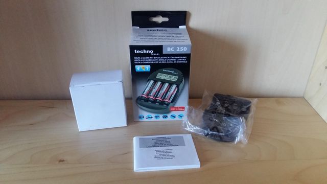 Technoline Caricabatterie stilo LCD ricaricabile