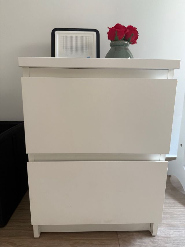 Comodino bianco moderno e funzionale