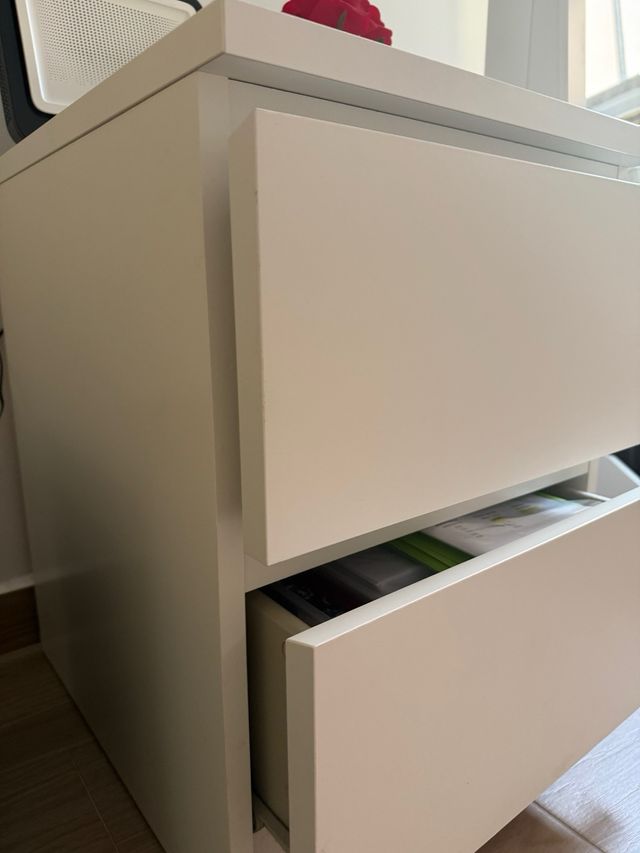 Comodino bianco moderno e funzionale