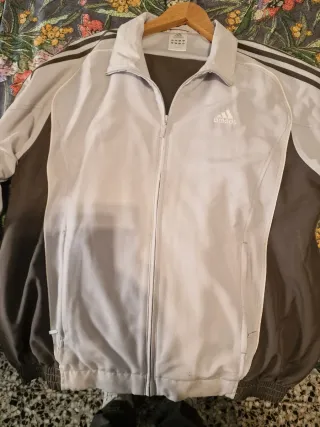 Chaqueta Adidas forrada gris y marrón