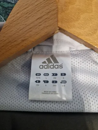 Chaqueta Adidas forrada gris y marrón