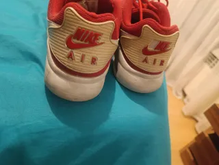 Zapatillas Nike Air Rojas y Beige