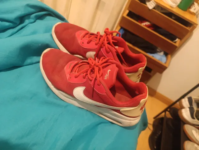 Zapatillas Nike Air Rojas y Beige