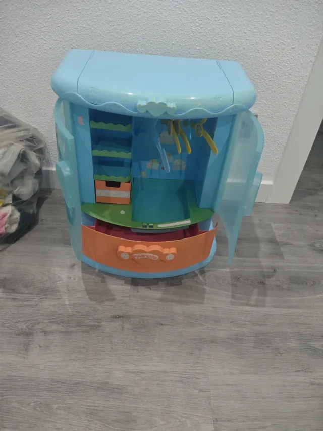 Armario de juguete azul y naranja