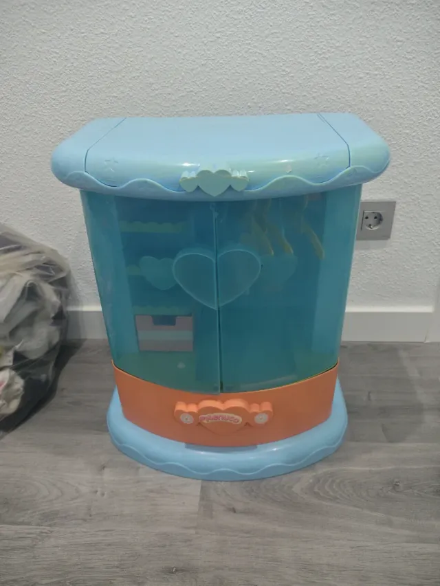 Armario de juguete azul y naranja