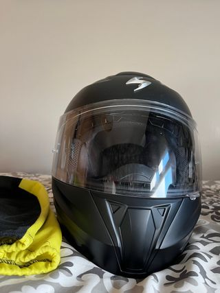 Casco de moto Scorpion negro