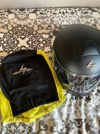 Casco de moto Scorpion negro