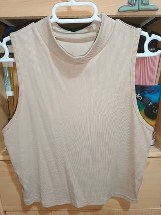 Top de canalé y cuello