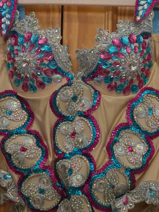 Body Carnaval Dorado con Pedrería y Plumas