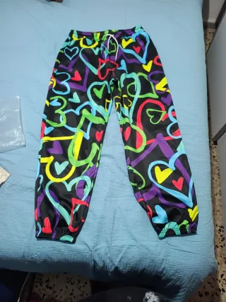 Pantalón deportivo estampado corazones