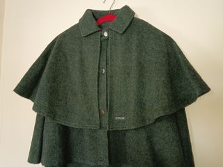 Abrigo tipo Loden verde con doble capelina
