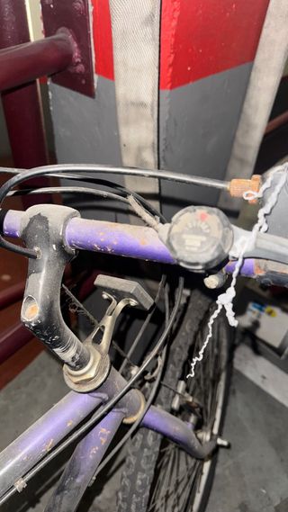 Bicicleta antigua morada con marchas