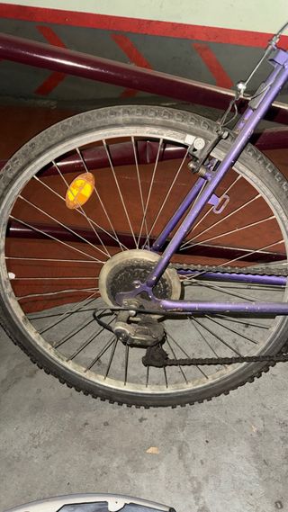 Bicicleta antigua morada con marchas