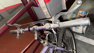 Bicicleta antigua morada con marchas