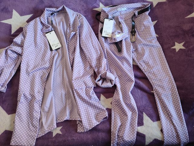 Traje de chaqueta y pantalón lunares morado