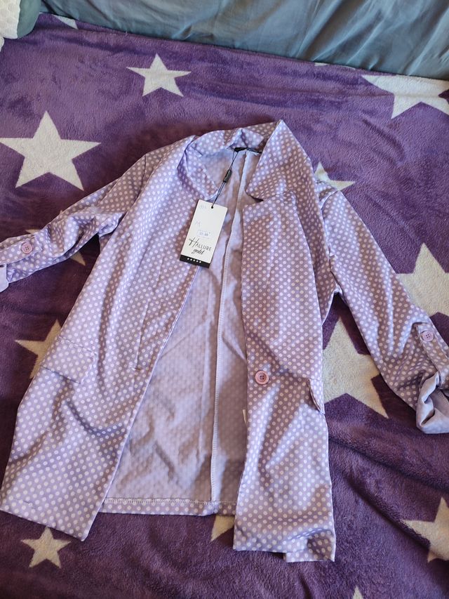 Traje de chaqueta y pantalón lunares morado