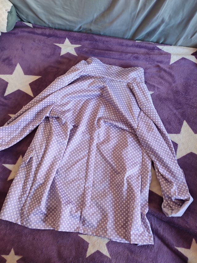 Traje de chaqueta y pantalón lunares morado