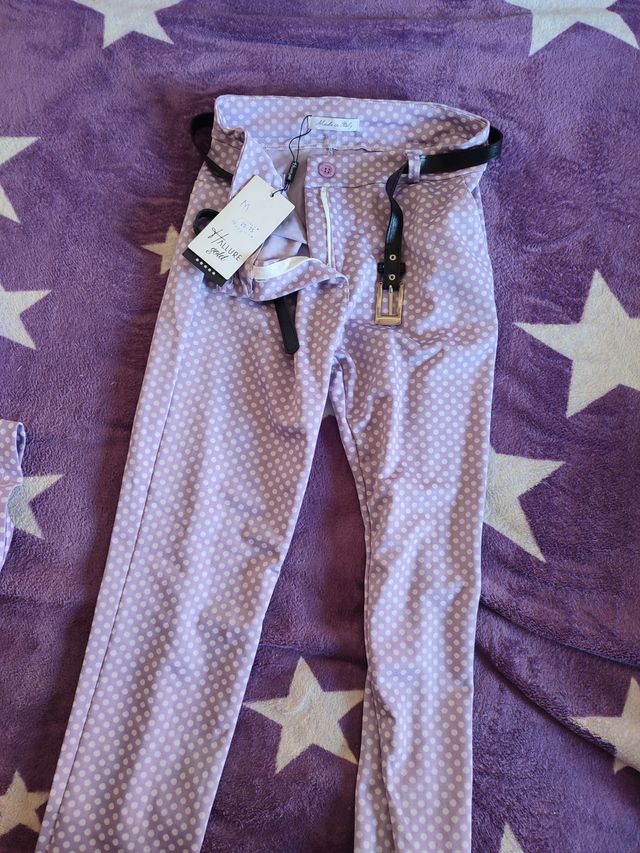 Traje de chaqueta y pantalón lunares morado