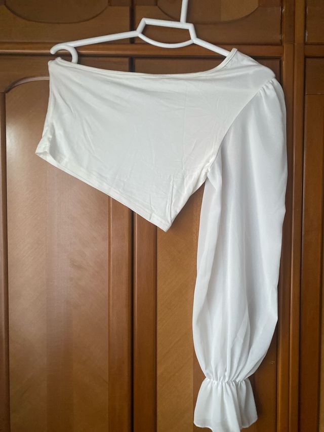 Camiseta asimétrica manga abullonada