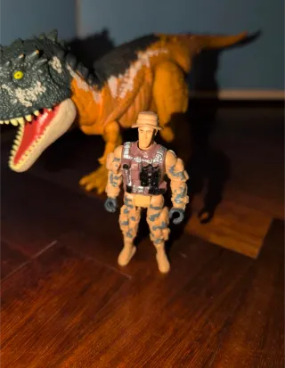 Dinosauro Jurassic World + Soldato.