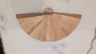 Abanico artesanal de madera