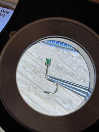 Piercing Curvo al Naso in Oro 18k con Smeralda