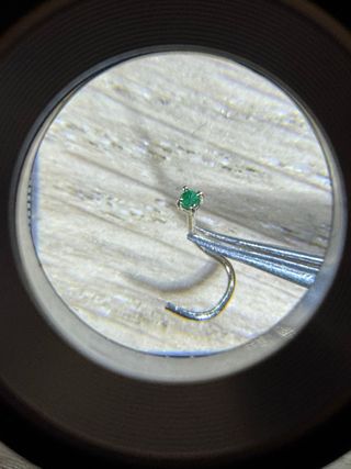 Piercing Curvo al Naso in Oro 18k con Smeralda