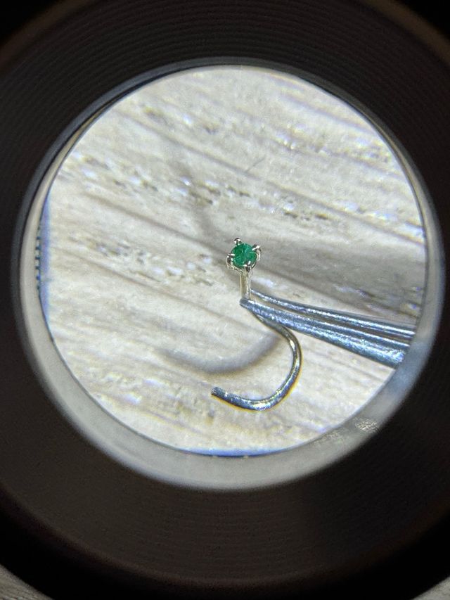 Piercing  Curvo de Nariz Oro 18k Esmeralda