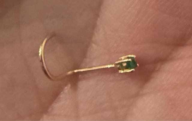 Piercing  Curvo de Nariz Oro 18k Esmeralda