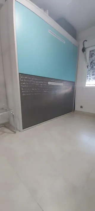 Mueble litera con estanterías