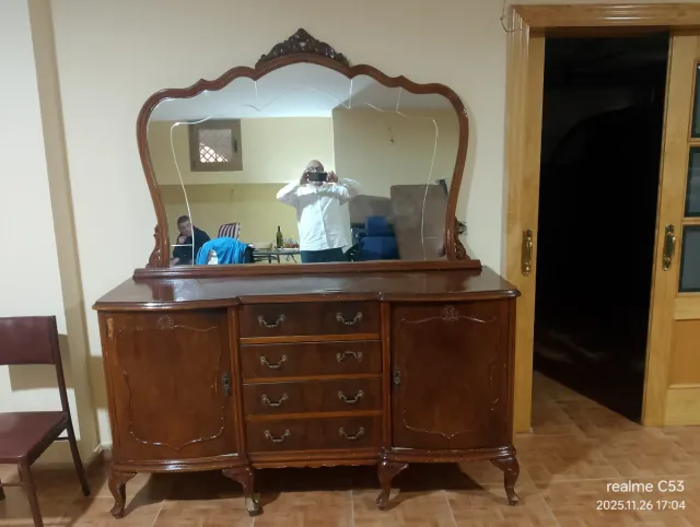 Aparador clásico con espejo